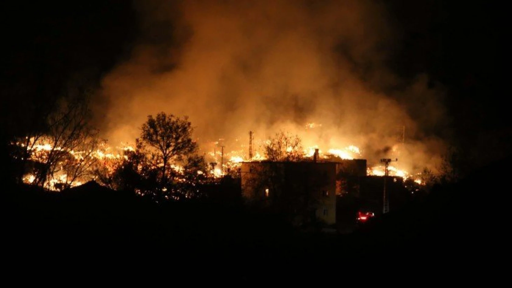 Kastamonu'da yangın: 10 ev ve 1 cami yandı