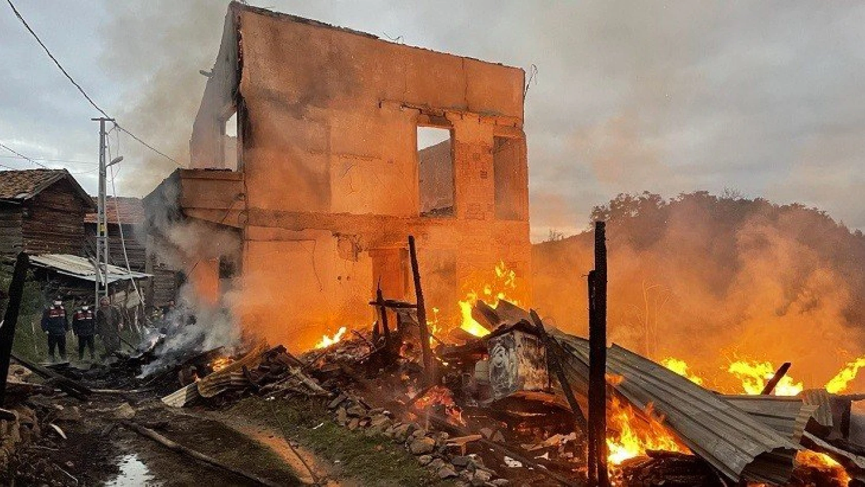Kastamonu'da yangın: 2 katlı ev ile köy konağı yandı