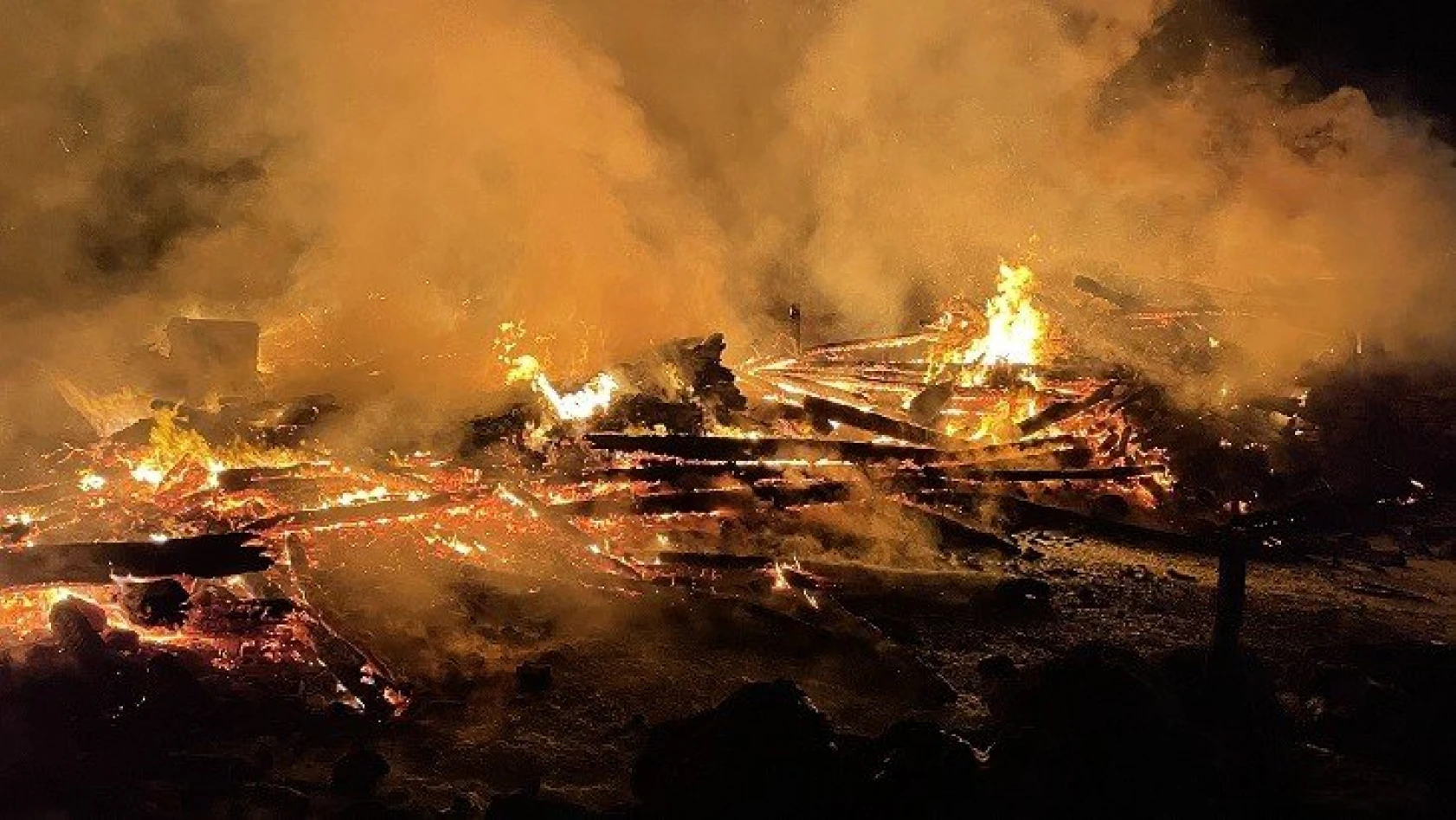 Kastamonu'da yangın! Ev, ahır ve 3 samanlık yandı