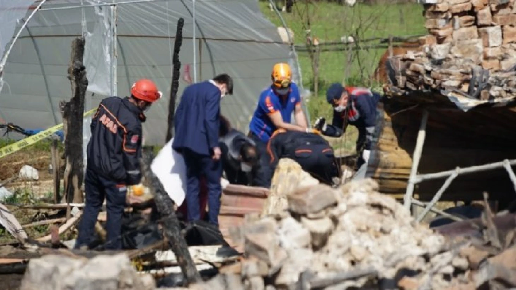 Pınarbaşı'daki yangında ölenler enkaz altından çıkartıldı