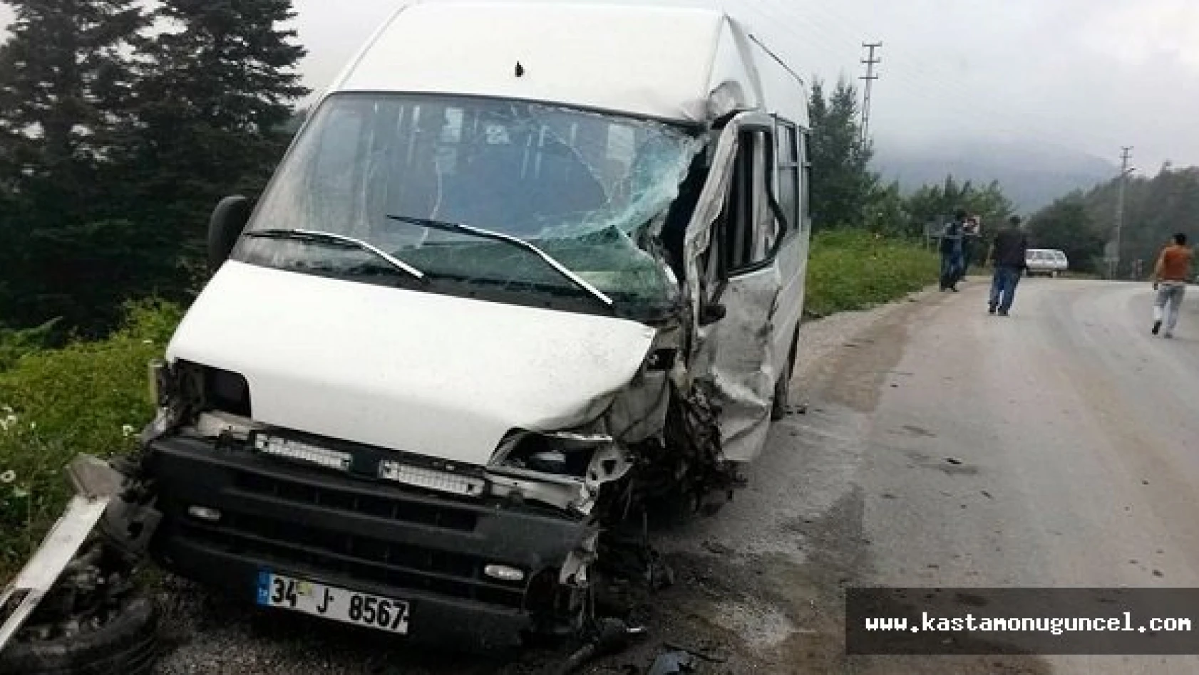 Kastamonu'da Tır ile Minibüs Çarpıştı: 3 Yaralı