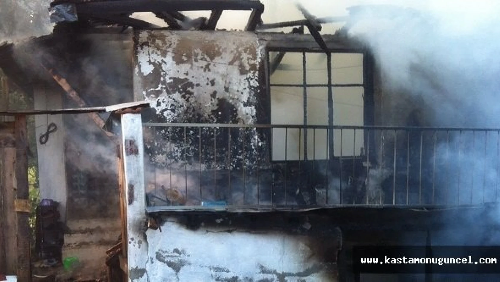 Kastamonu'da Yangın: 2 Katlı Ev Tamamen Yandı