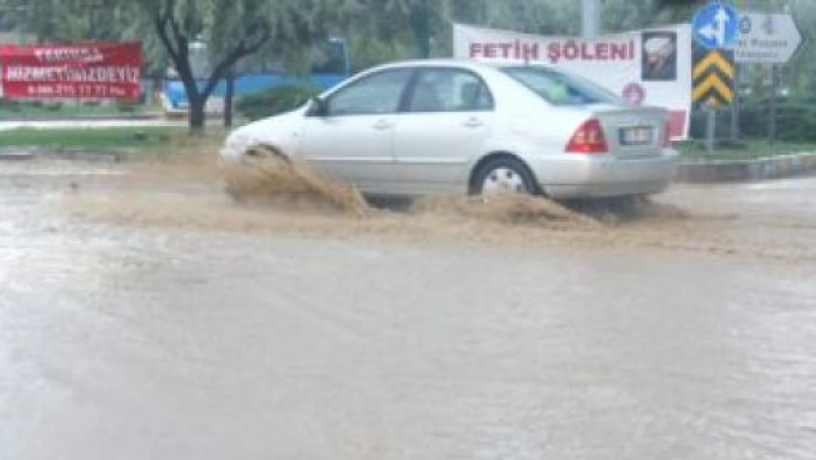 Kastamonu'da sağanak yağış hayatı olumsuz etkiledi