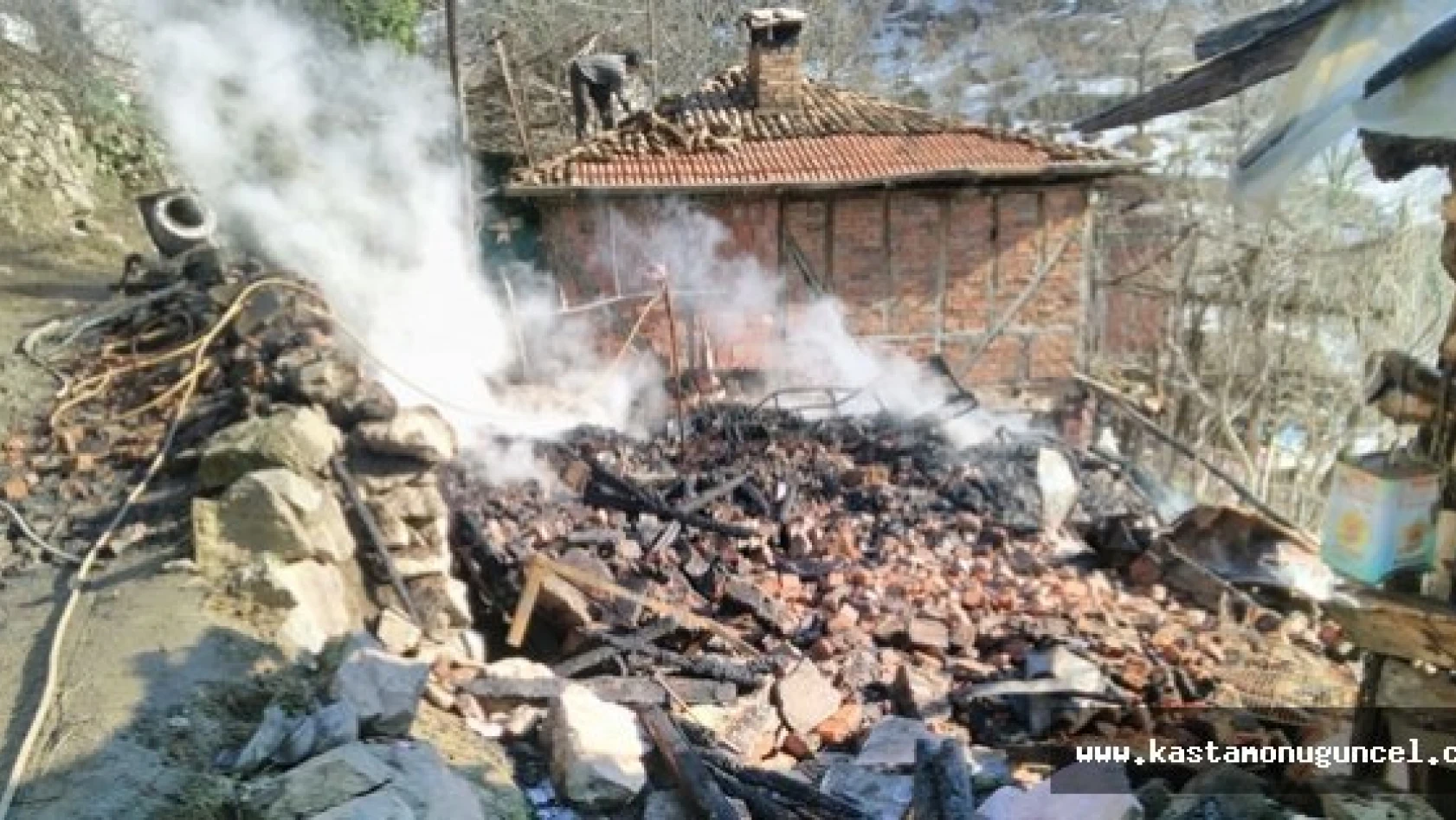 Kastamonu'da Yangın: İki Aile Evsiz Kaldı