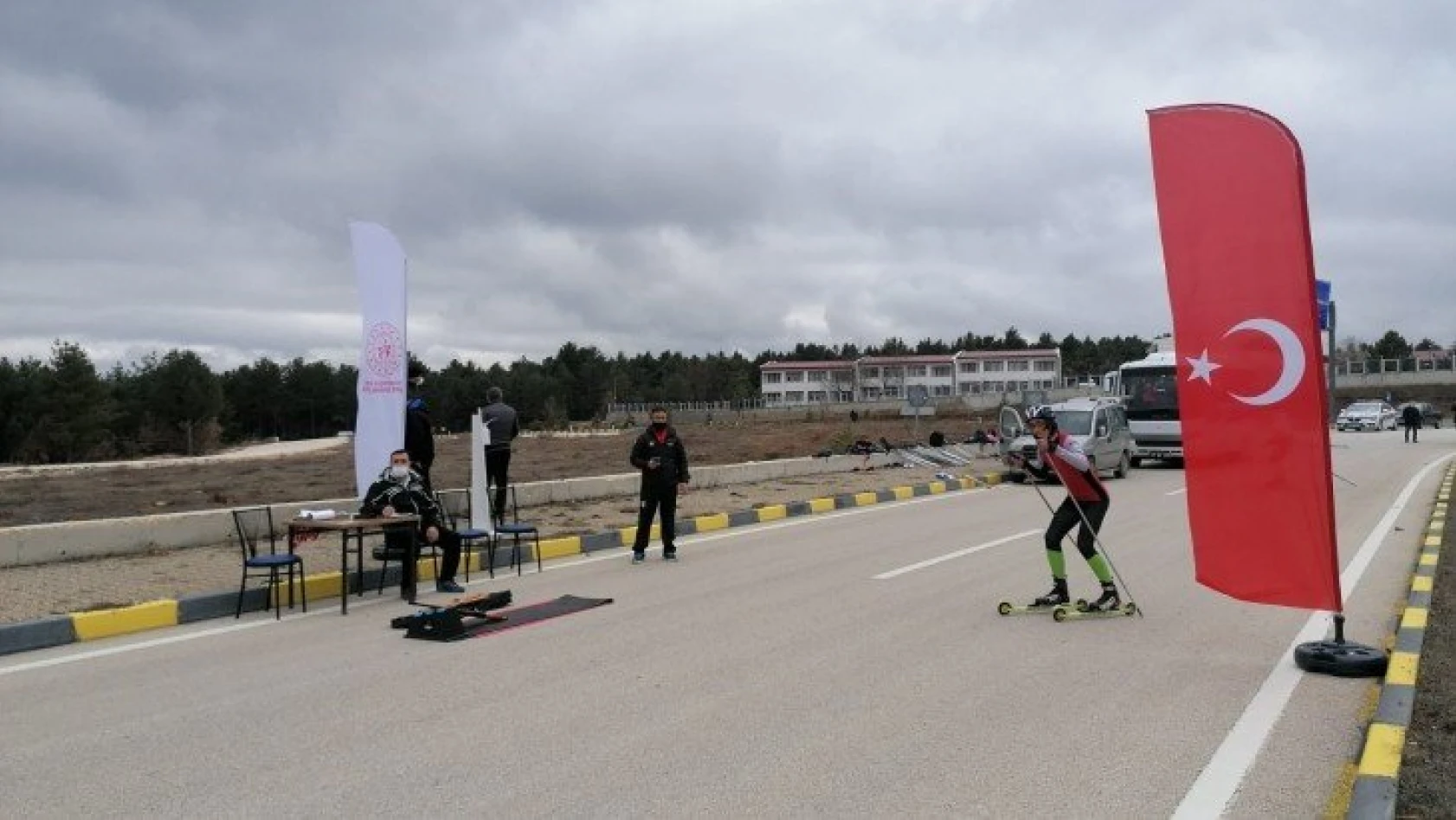 Kayak yarışma sezonu asfaltta açıldı