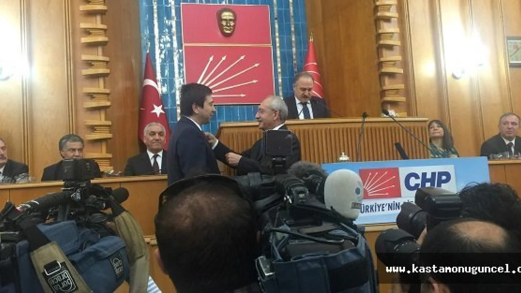 Kılıçdaroğlu, Yenidünya'ya Rozet Taktı