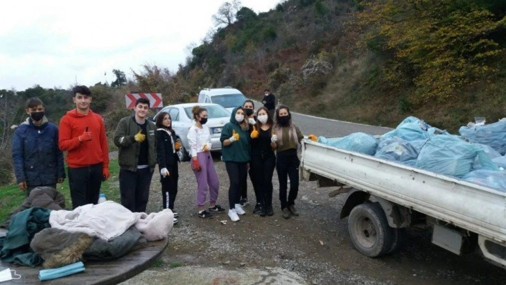 Köyde ikamet eden gençler, köylerine atılan çöpleri topladı