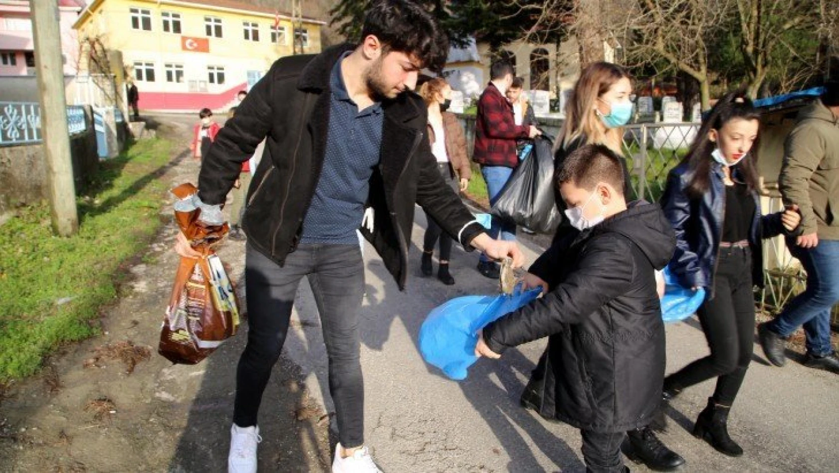 Köylerdeki gençler çevre temizliği yapıyor, sokak hayvanlarına bakıyor