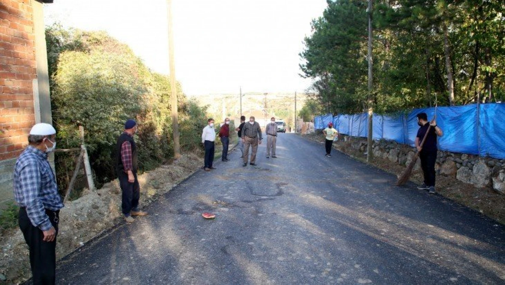 Köylerine yapılan asfalt yolu kirlenmesin diye sık sık temizliyorlar