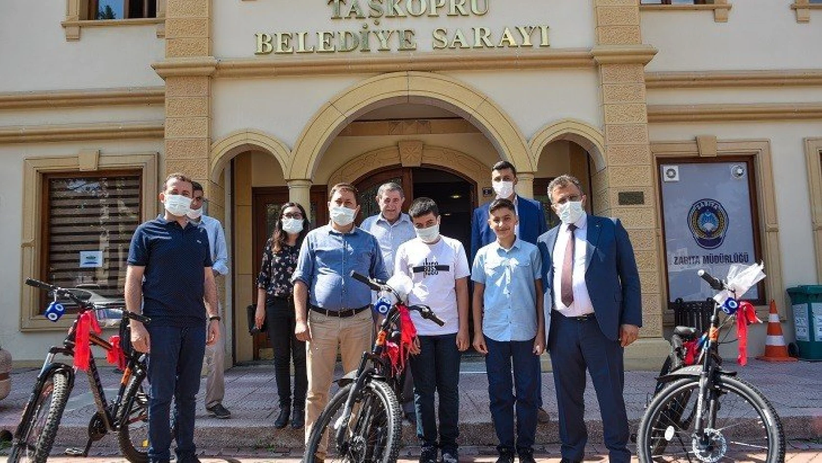 LGS'de dereceye giren öğrencilere Başkan Çatal'dan bisiklet hediyesi