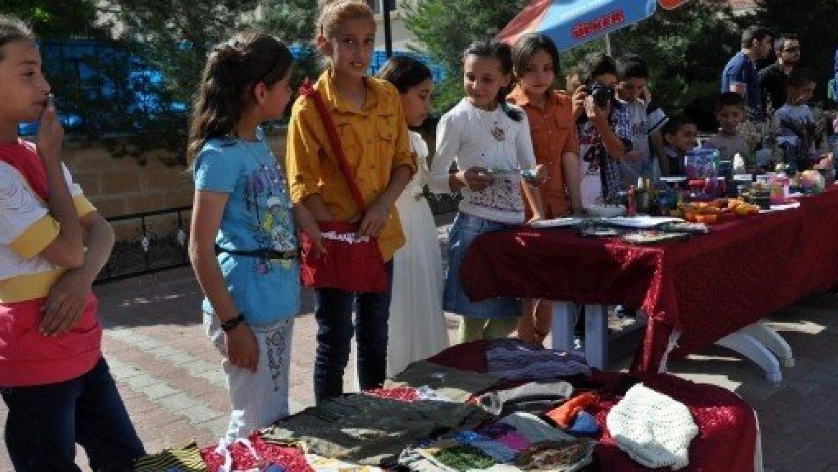 Midyat'ta köy okulunda okuyan öğrencilerinden örnek davranış