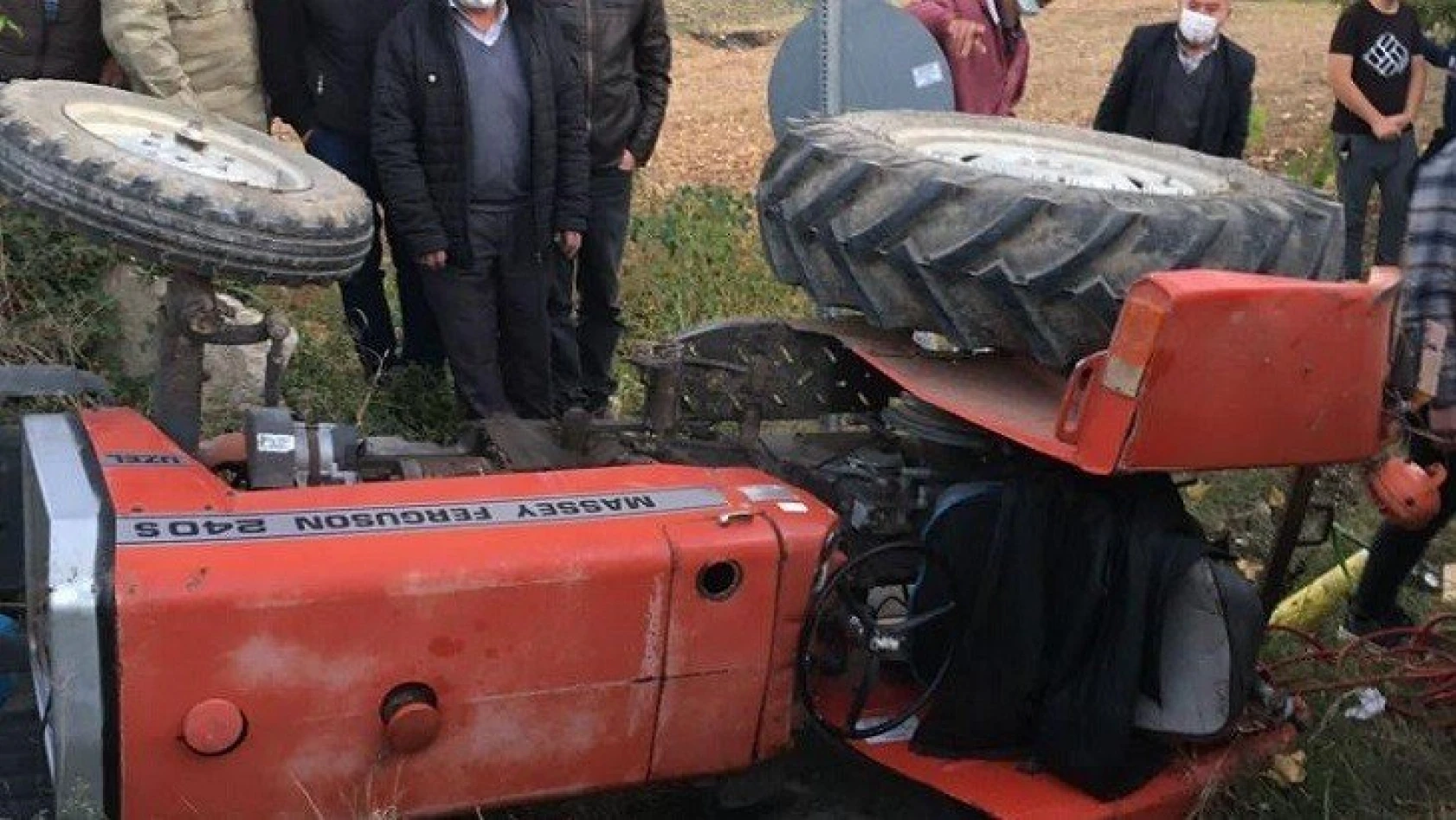 Minibüsle traktör çarpıştı: 1 ölü