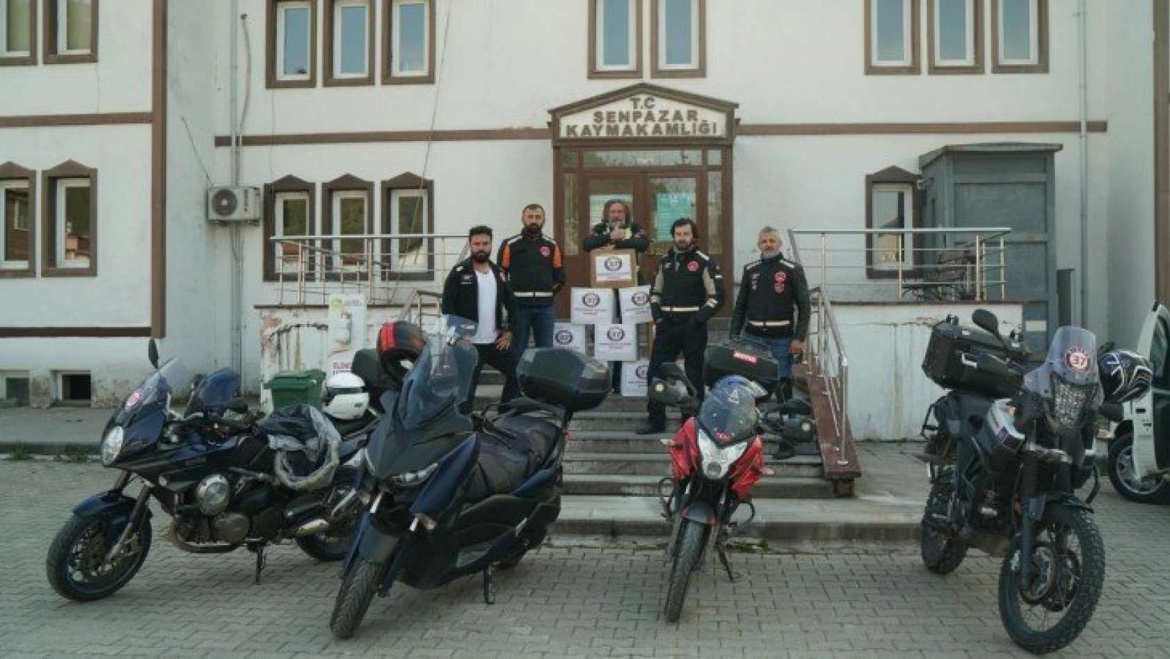 Motosiklet tutkunları ramazan ayında erzak kolisi dağıtıyor