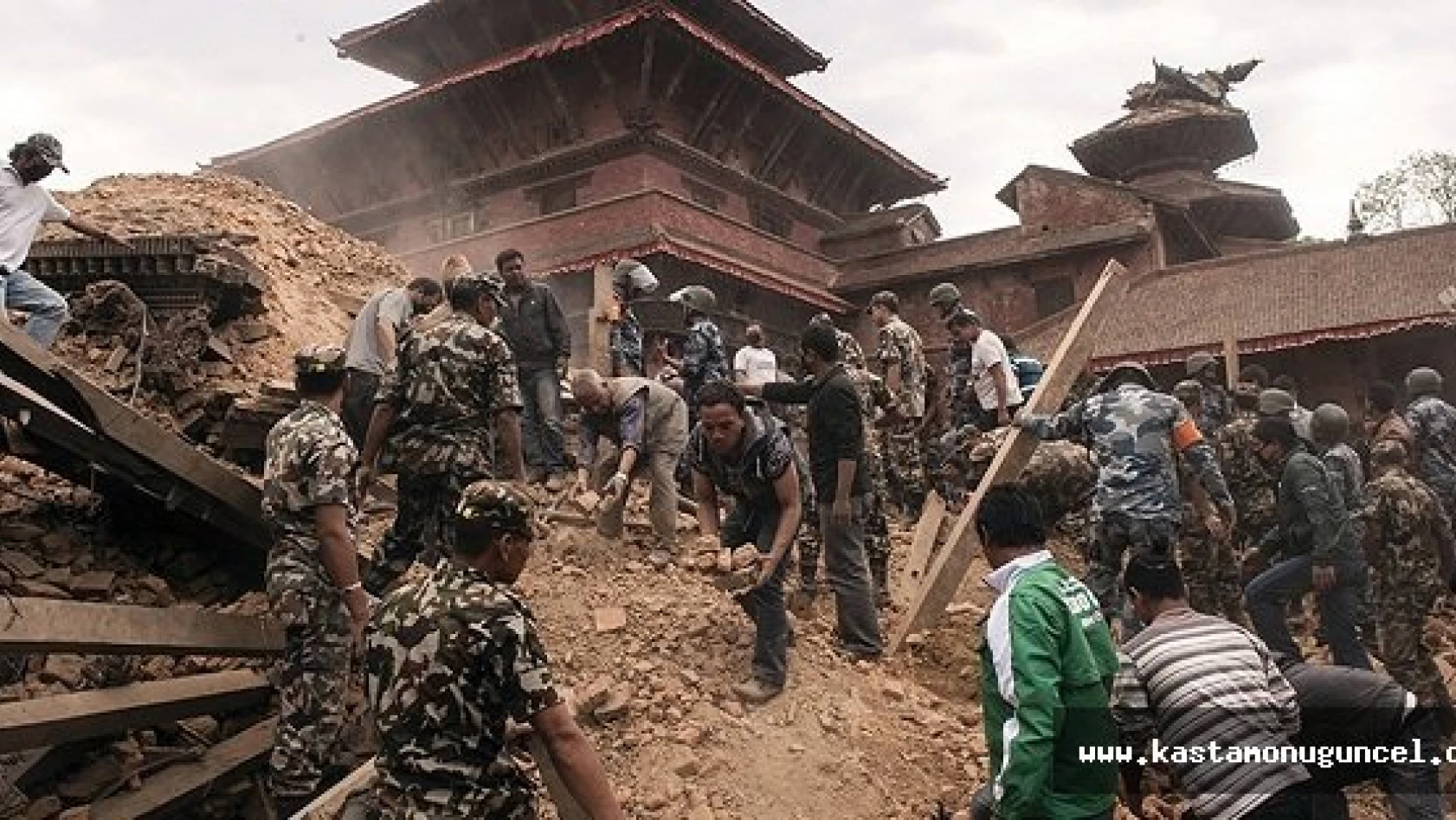 Nepal'de Ölü Sayısı 3 Bin 326 Oldu