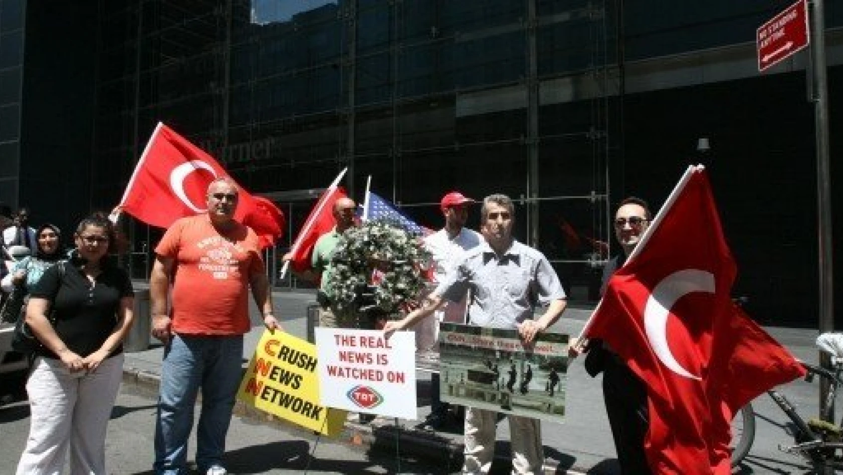 New York'taki Türkler CNN'i protesto etti