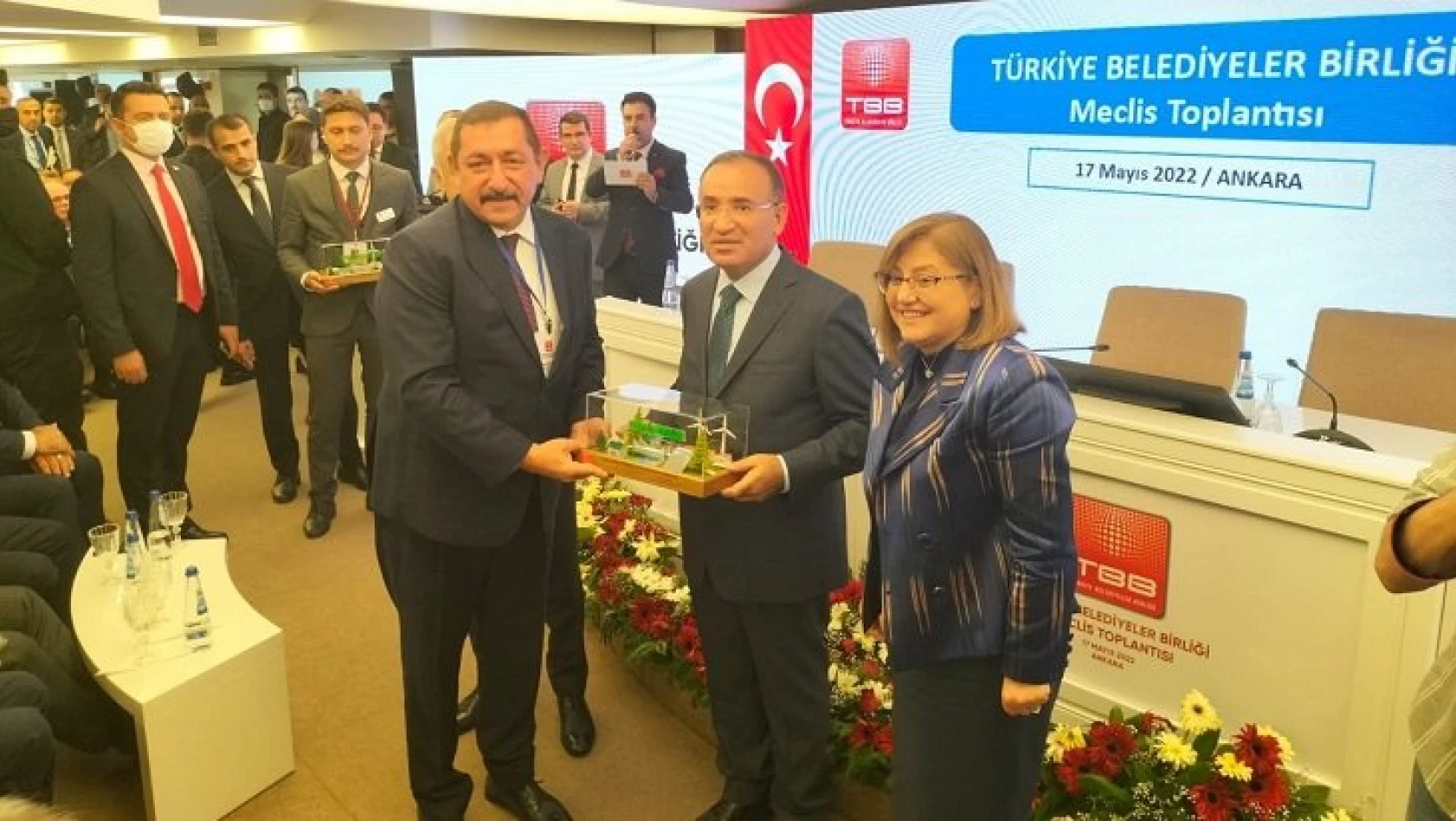 Ödülünü Adalet Bakanı Bozdağ'ın elinden aldı