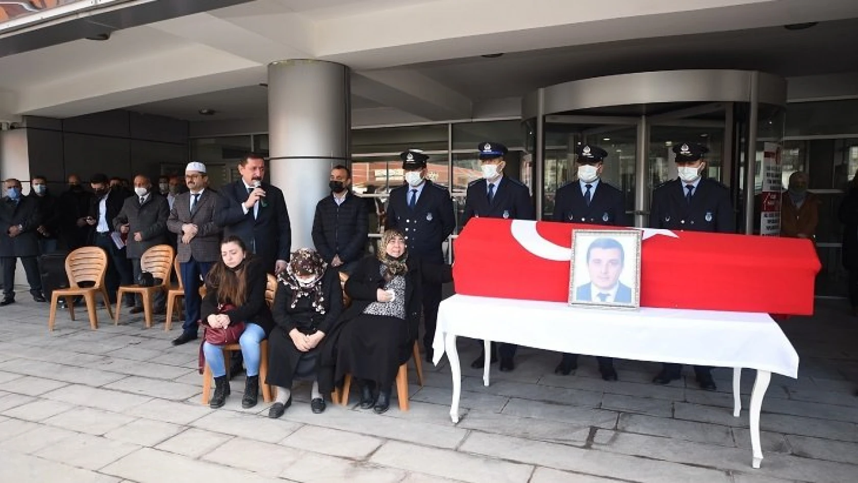 Ozanoğlu için belediye önünde cenaze töreni düzenlendi