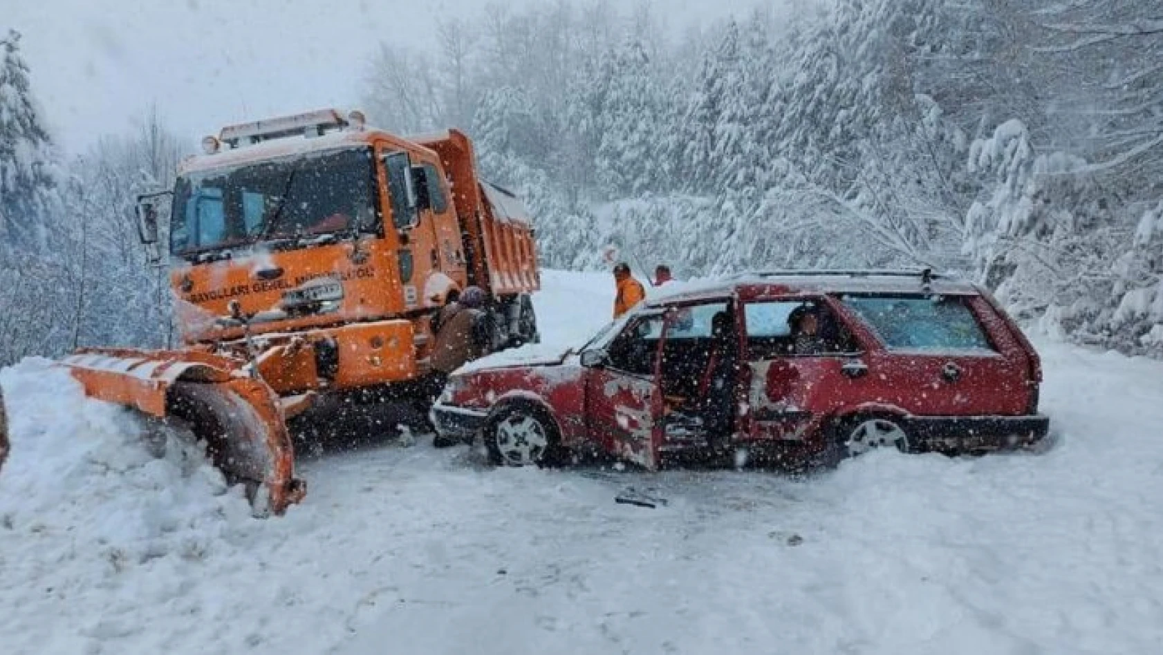 Paletli kar küreme aracı ile otomobil çarptı: 3 yaralı