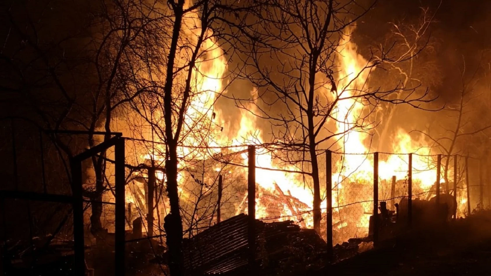 Pınarbaşı'da yangın: 1 ahşap ev zarar gördü