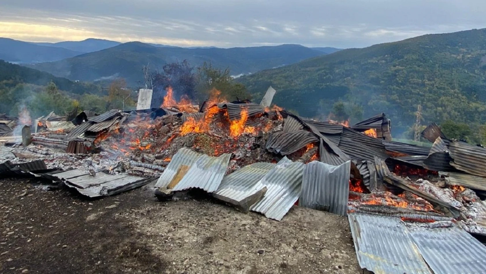 Pınarbaşı'da yangın! 2 ahşap ev yandı