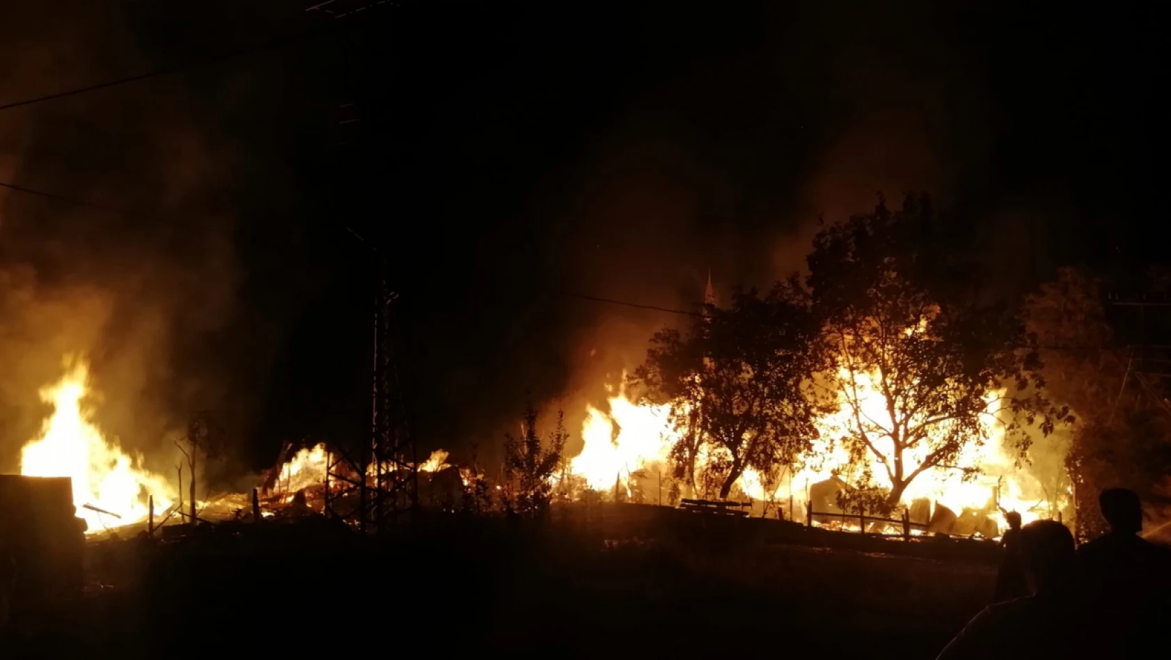 Pınarbaşı'daki yangın 5 eve sardı