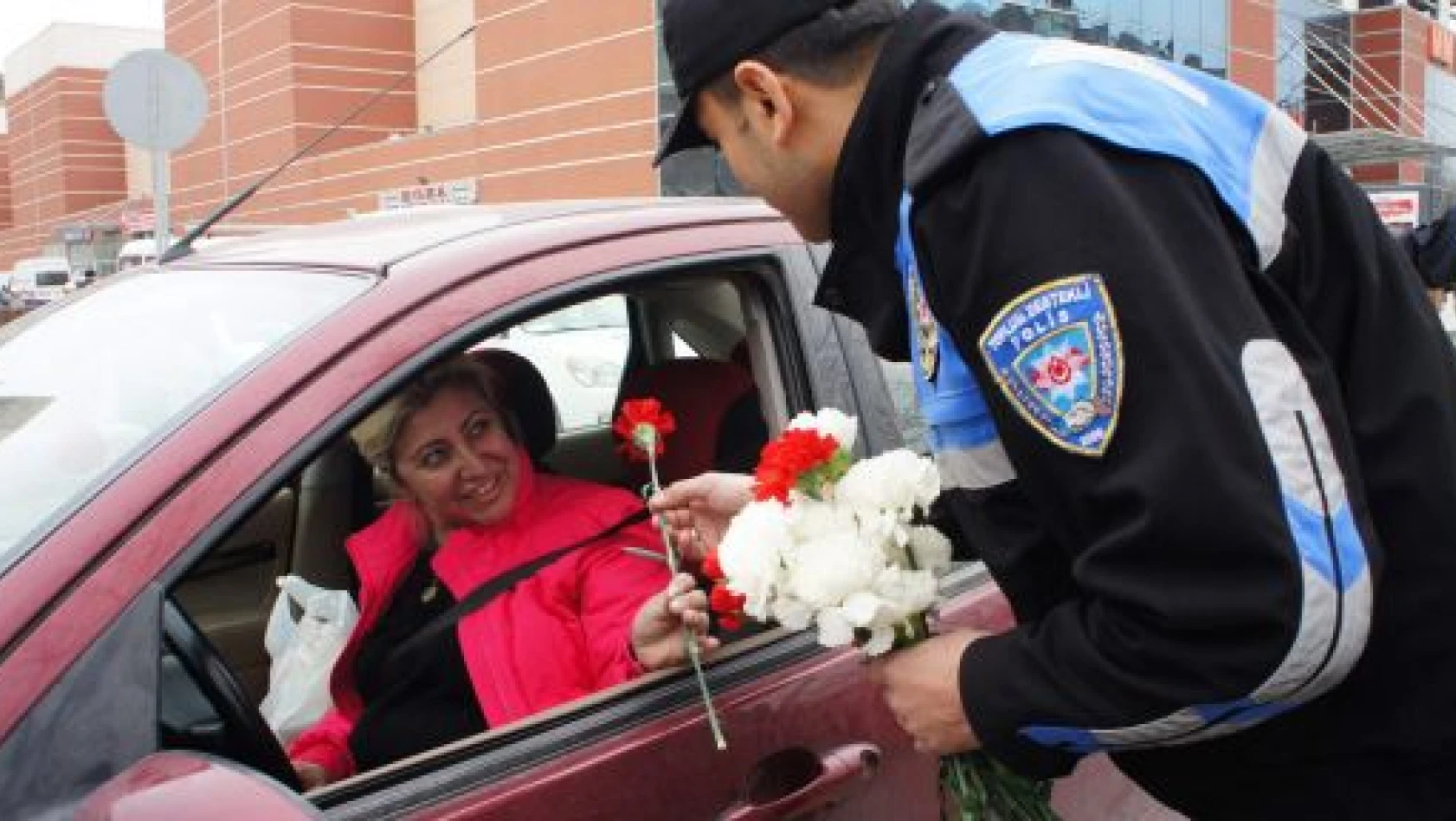 Polisten Kadın Sürücülere Karanfilli Kutlama