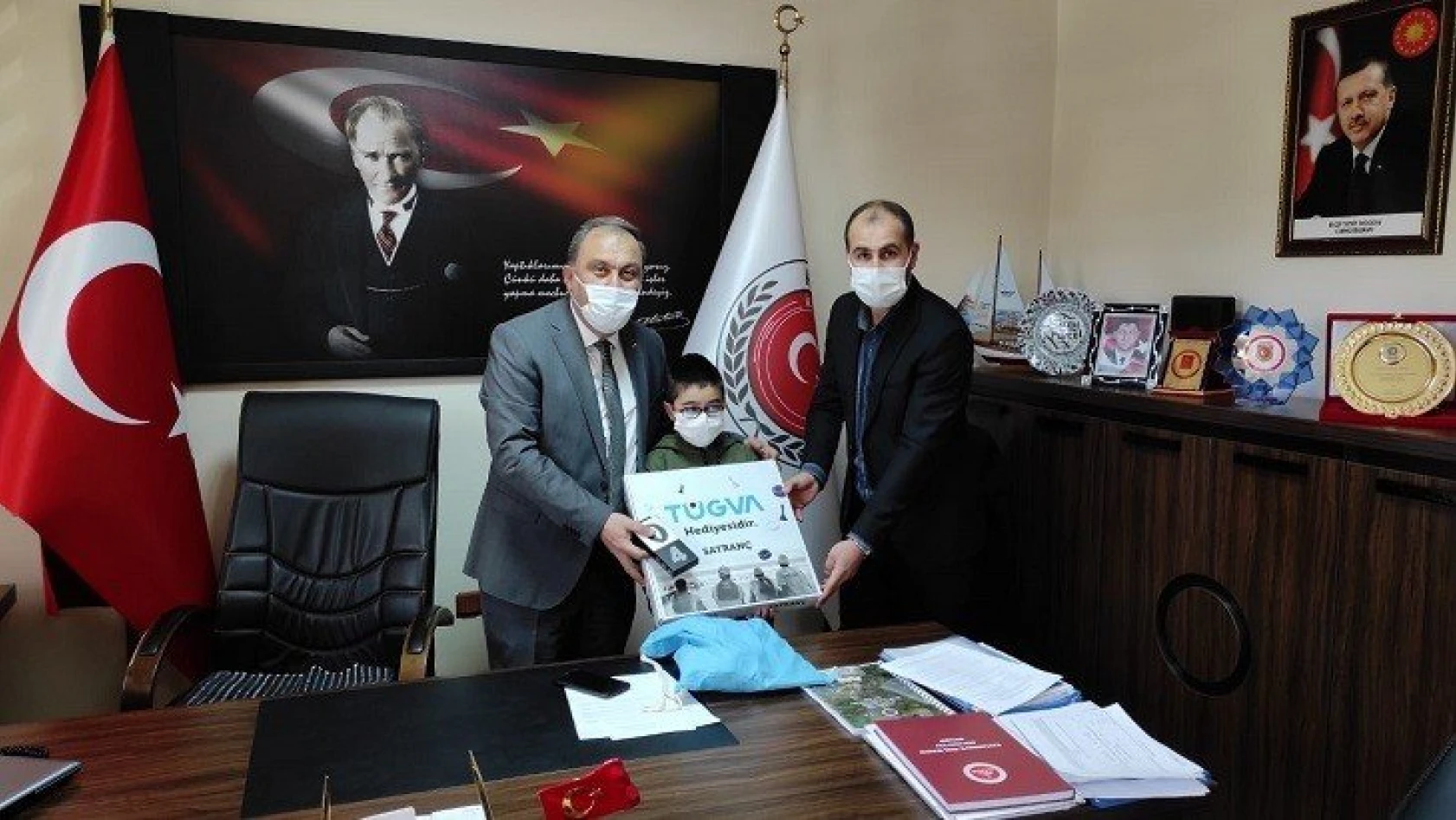 Satranç Türkiye birincisi Sezer'e ödülünü İGM başkanı verdi