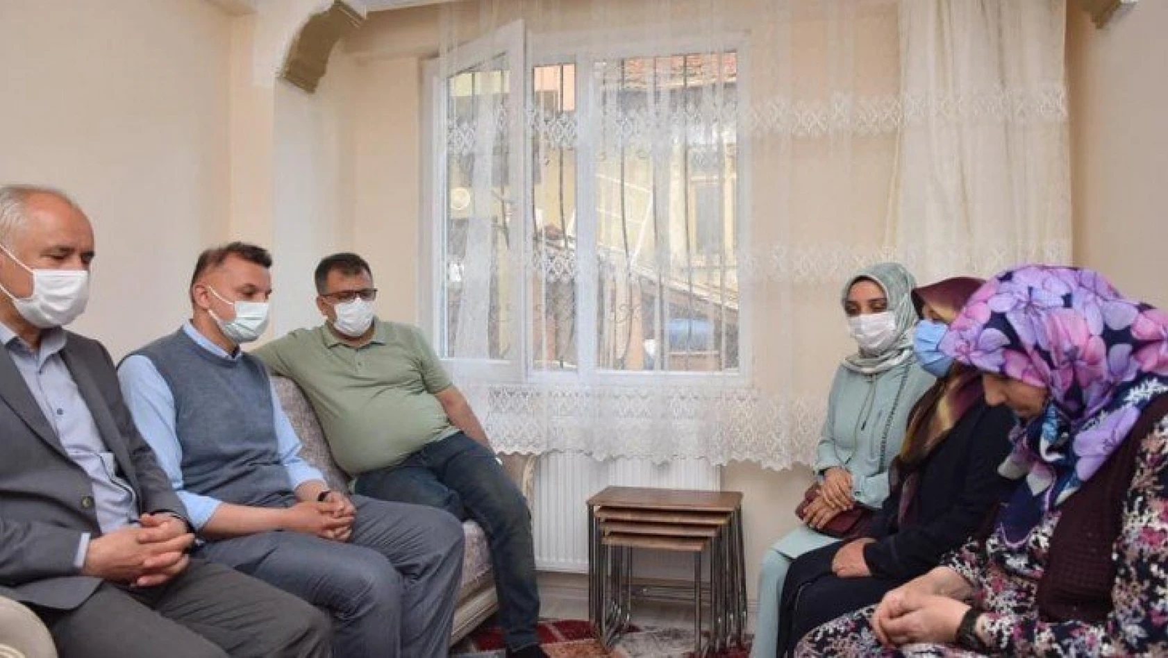 Şehit ailesi belediye başkanının hediye ettiği eve taşındı