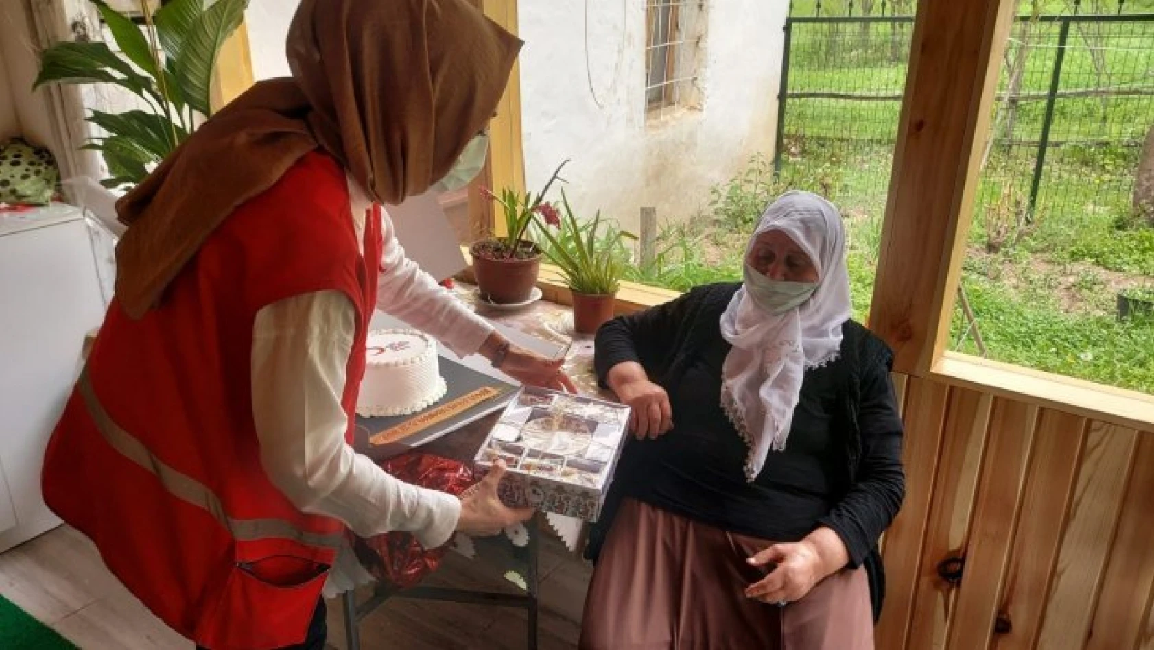 Şehit annesi emekli maaşını Kızılay'a bağışladı