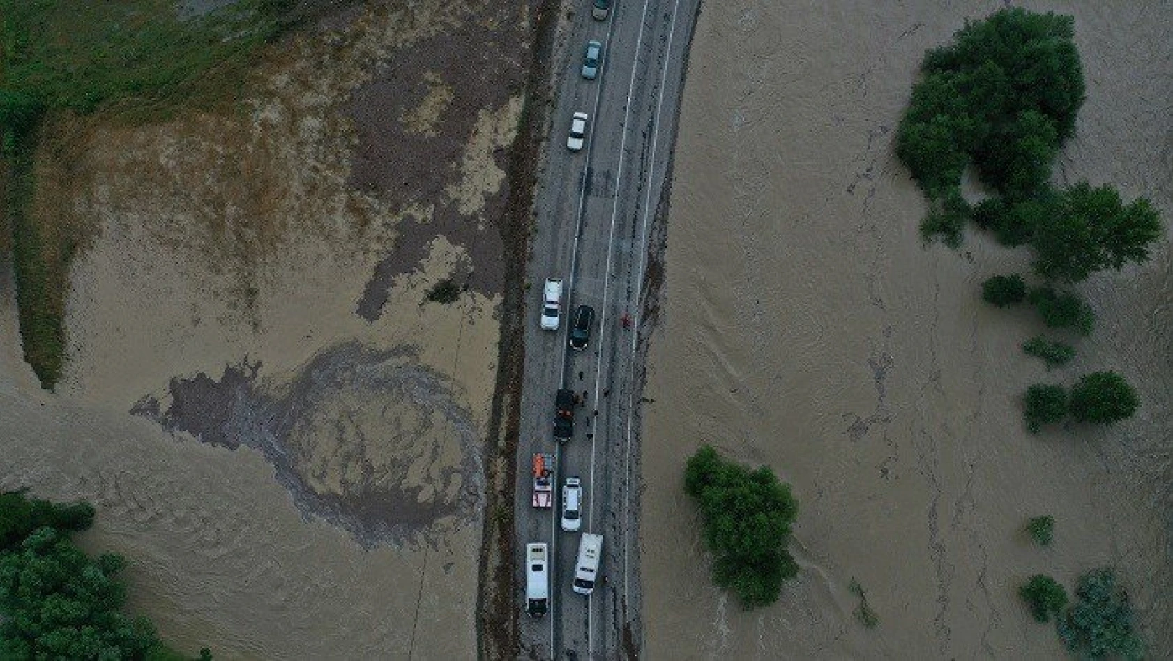 Sel nedeniyle ulaşıma kapanan kara yolu drone ile görüntülendi