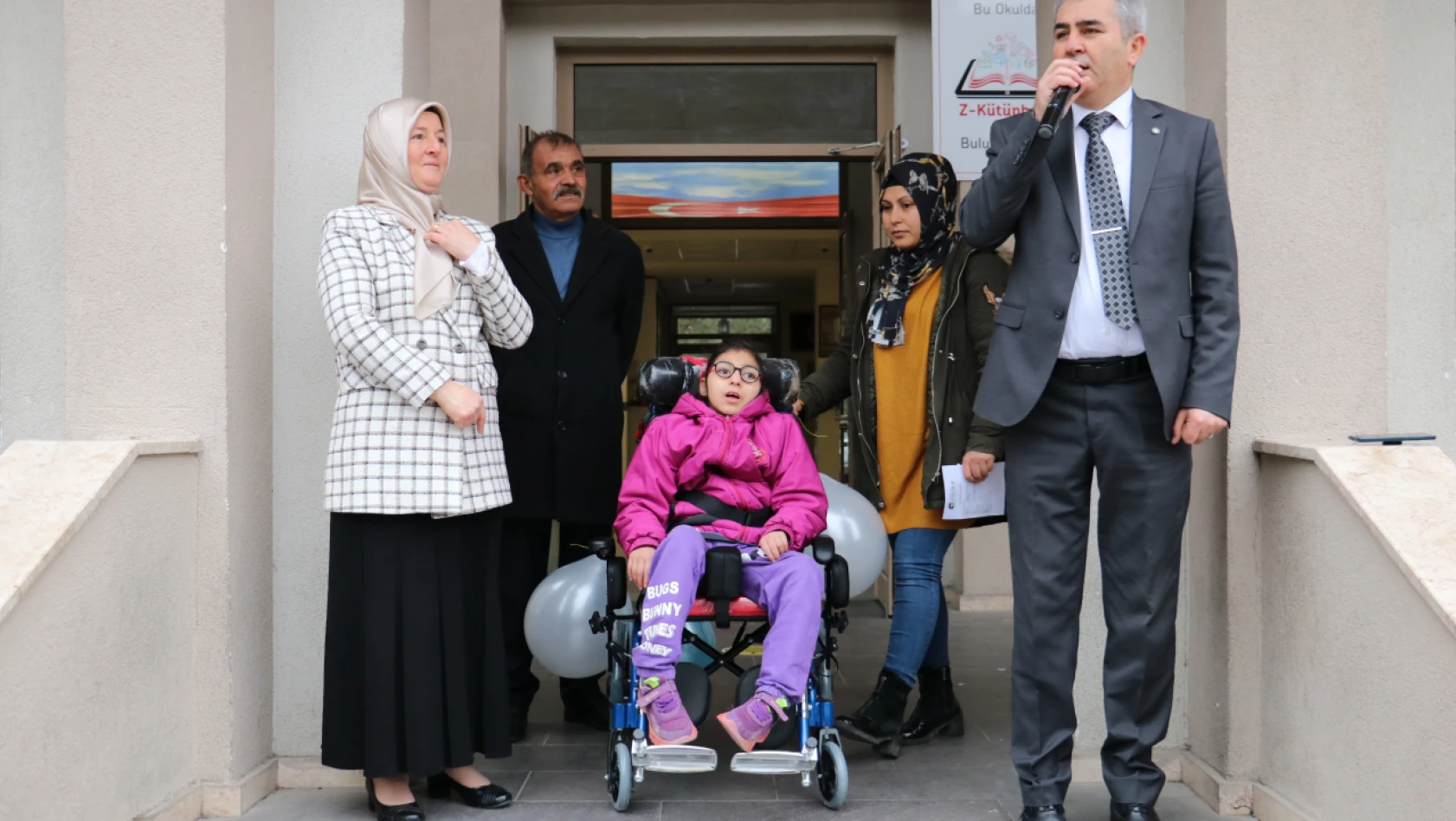 Serebral palsi hastası İlayda'ya tekerlekli sandalye