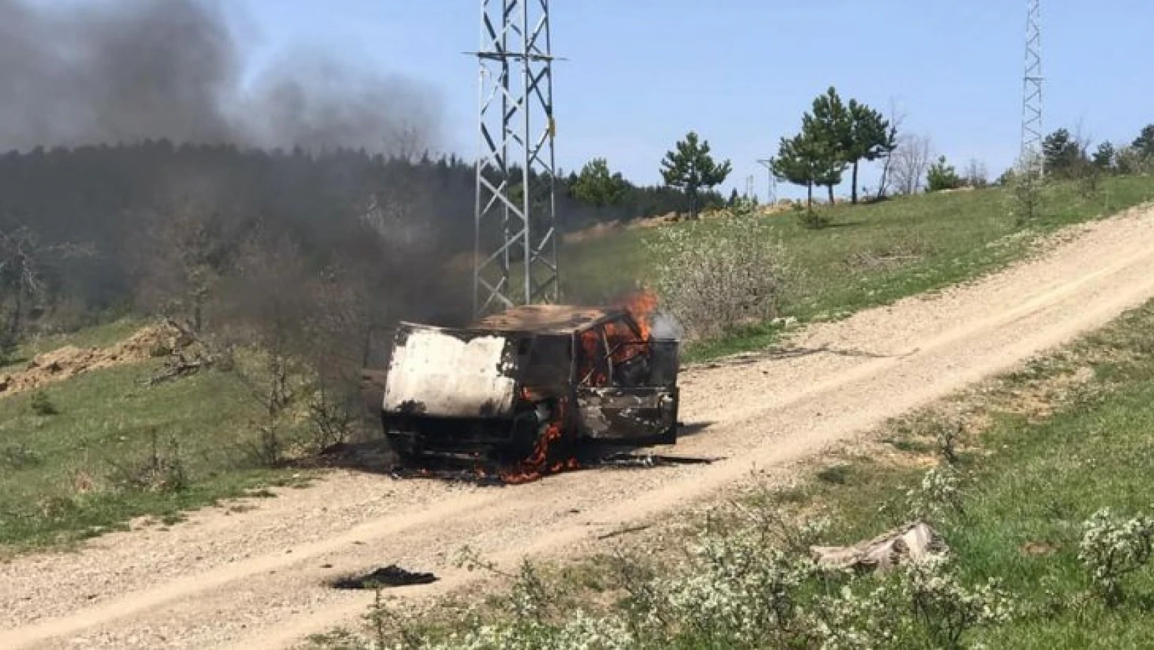 Pınarbaşı'da otomobil alev alev yandı