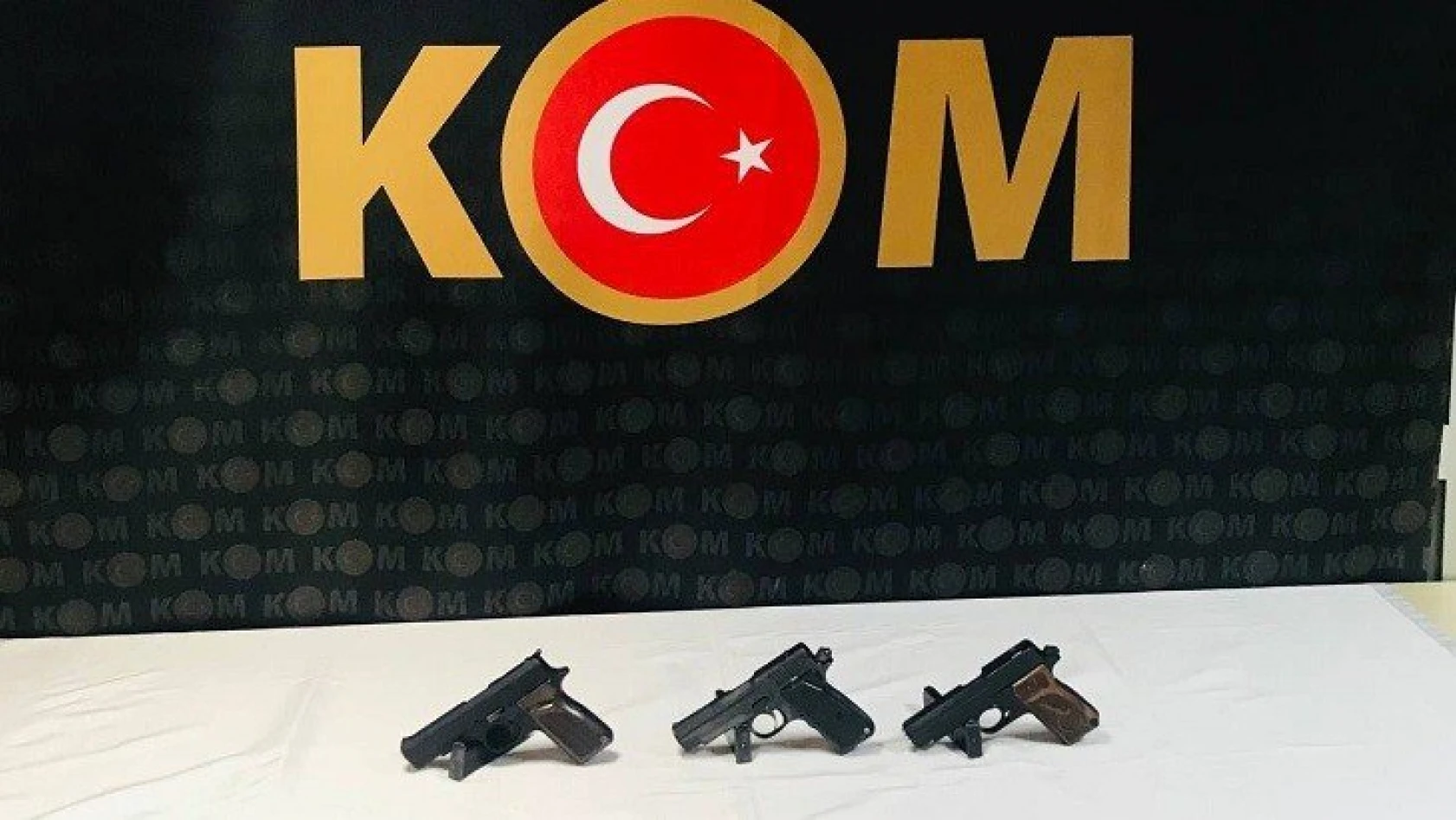 Sırt çantasında 3 tabanca bulunan kişi gözaltına alındı