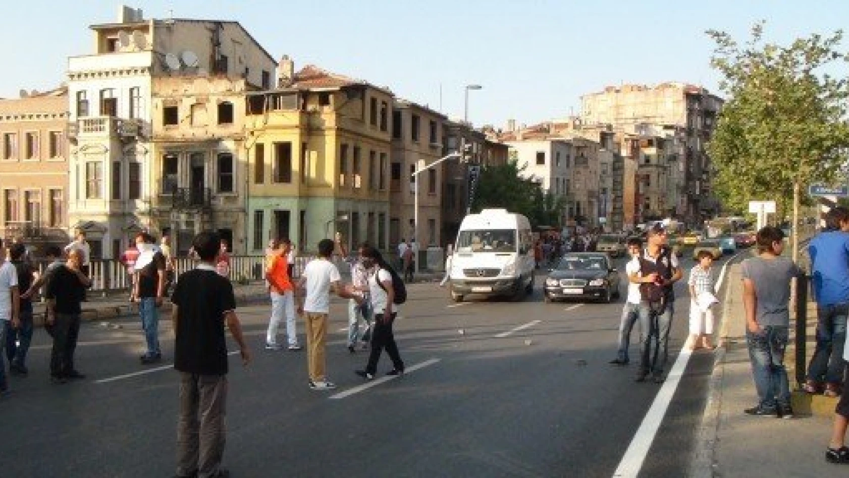 Slogan atarak yolu trafiğe kapatan BDP'li gruba polis müdahale etti