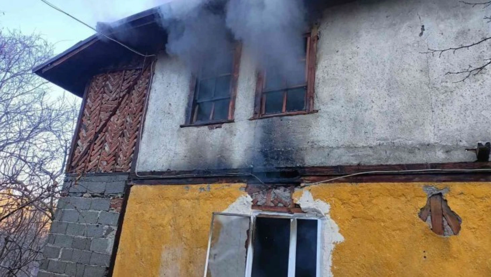 Sobadan çıkan yangın 2 katlı evi yaktı
