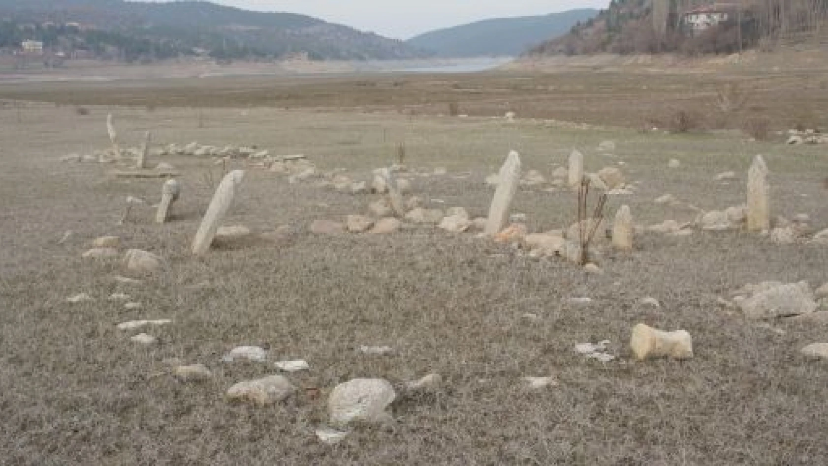 Sular Çekilince Tarihi Mezarlık Ortaya Çıktı