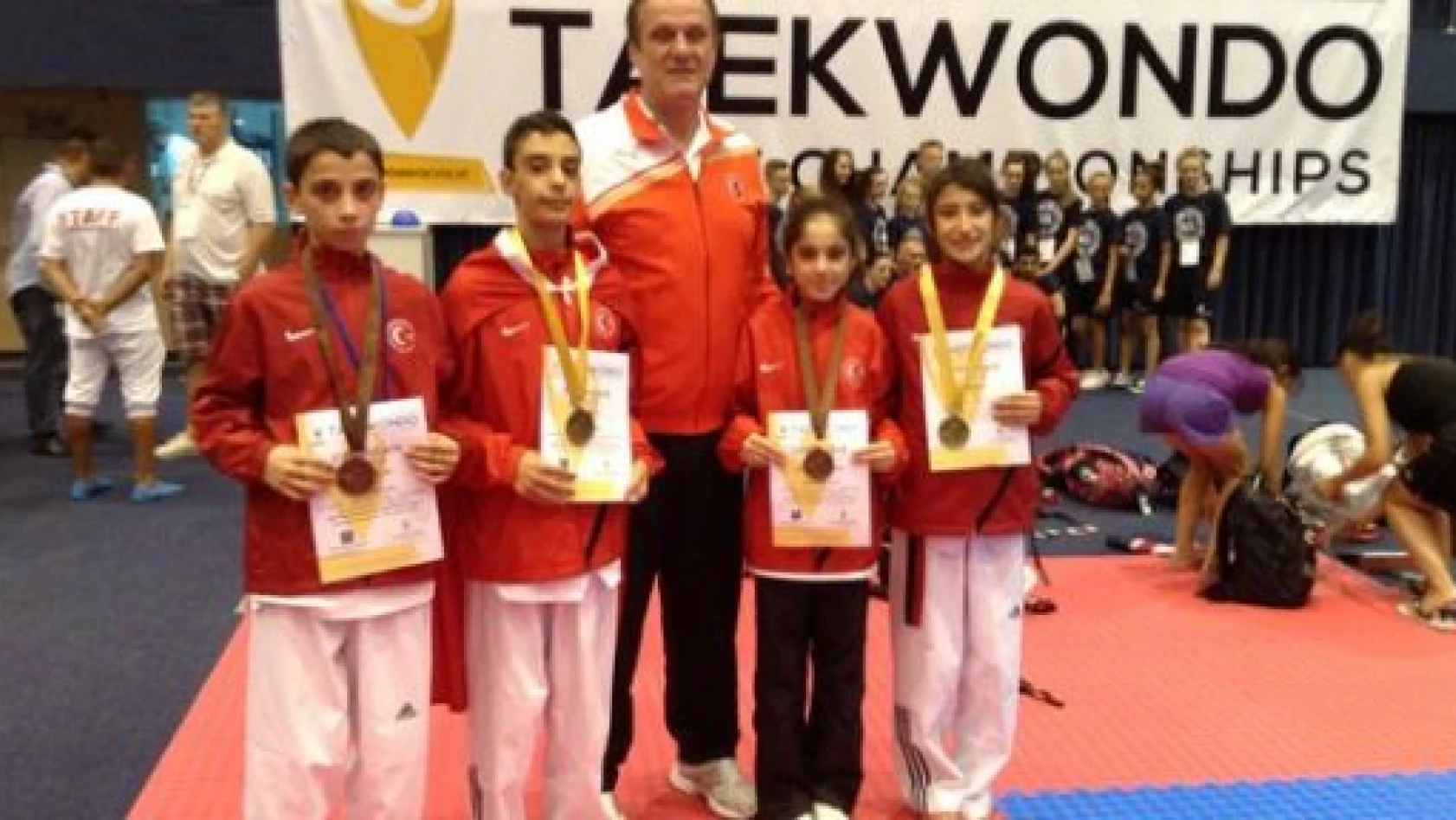 Taekwondo Yıldızlar Avrupa Şampiyonasında İlk Gün 2 Altın 2 Bronz