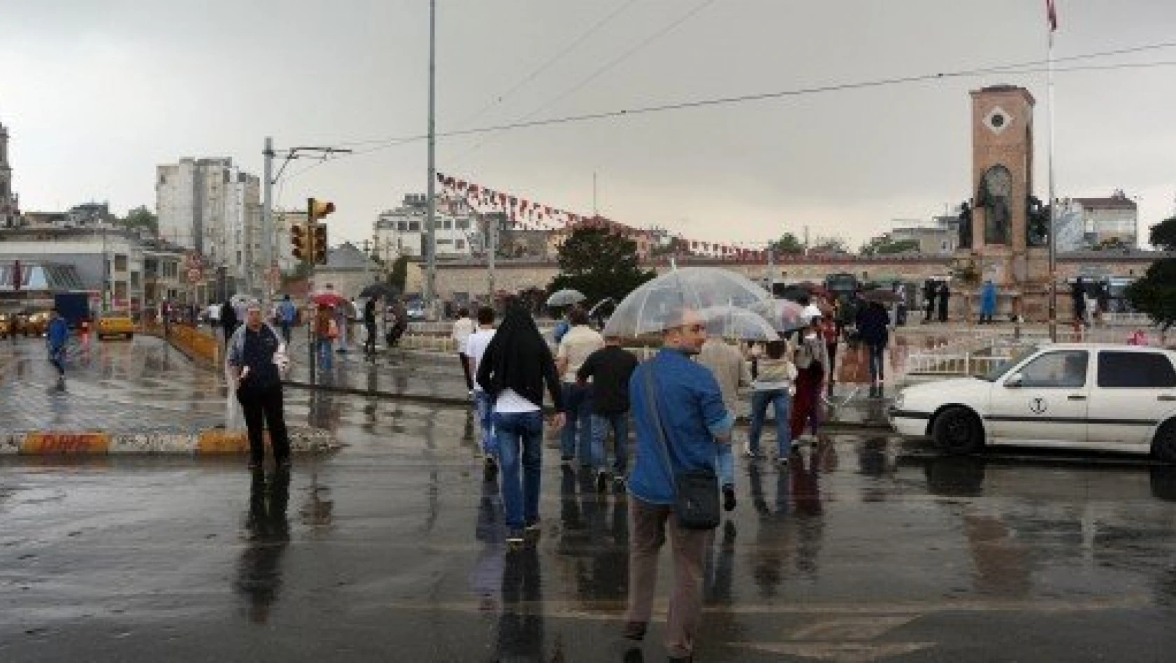 Taksim'de hayat normale dönerken yağmur etkili oluyor