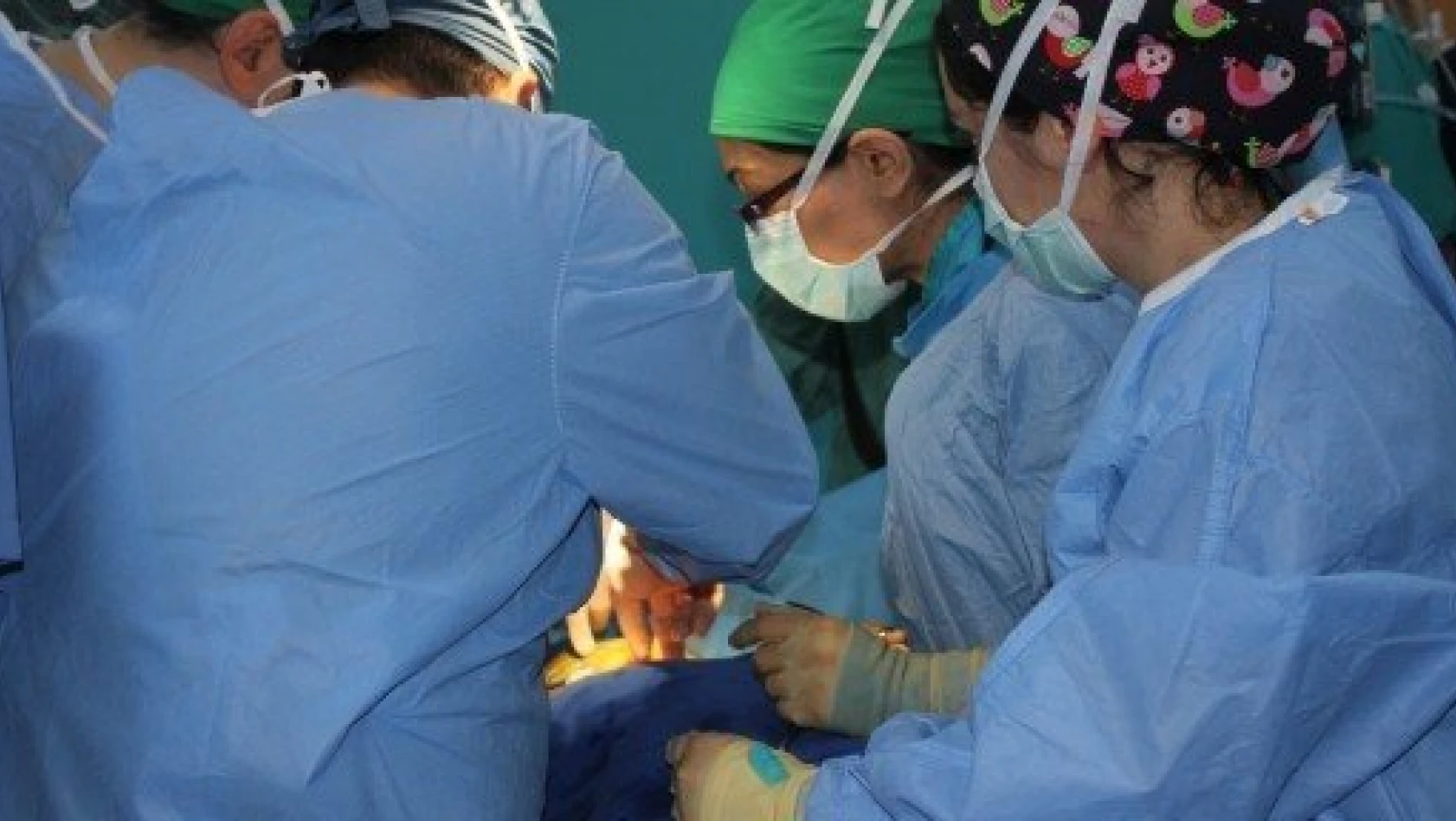 Tansiyon hastasına şah damarı operasyonu