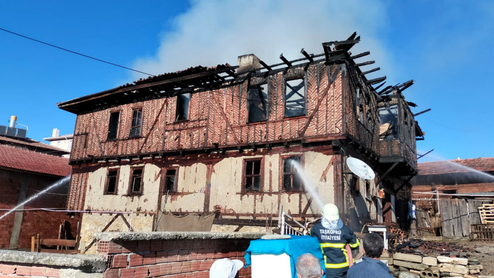 Taşköprü'de yangın! 2 katlı ahşap ev yandı
