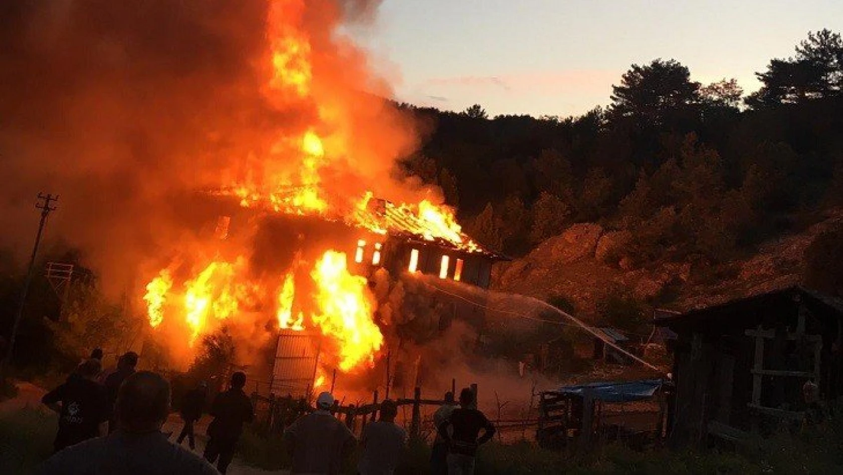Taşköprü'de yangın: 2 katlı ev yandı