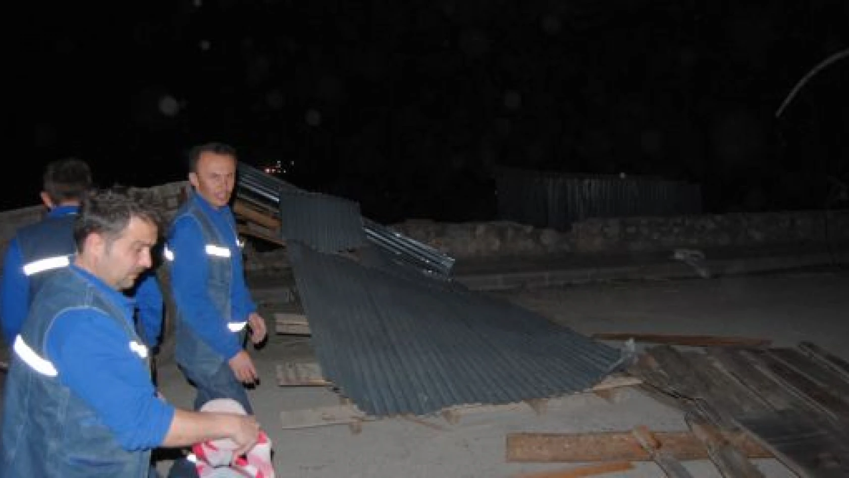 Taşköprü'de Şiddetli Rüzgar Çatıları Uçurdu