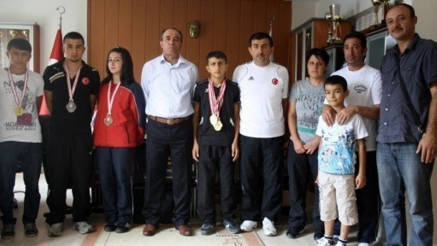 Taekwondo şampiyonları Niğde Gençlik İl Müdürü'nü ziyaret etti