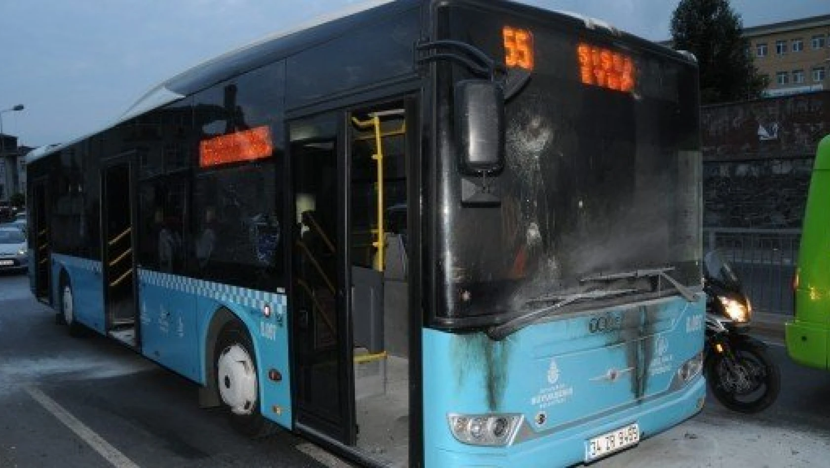 Terör örgütü yandaşları halk otobüsüne molotof ve taşlarla saldırdı