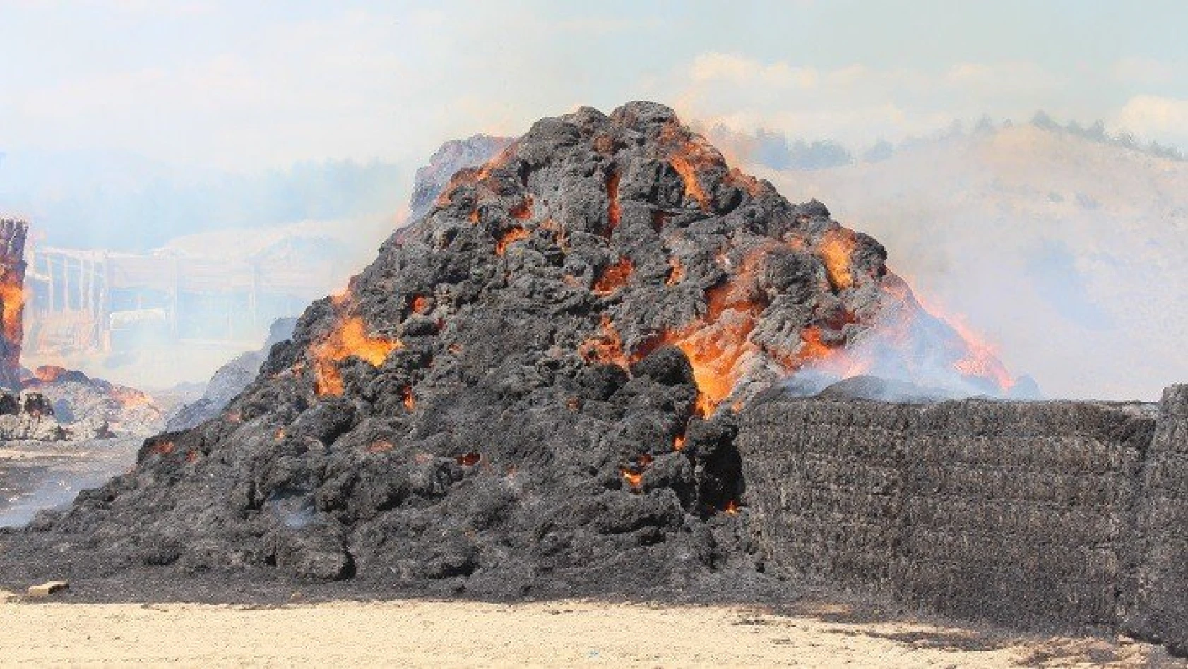 Tosya'da 150 ton saman balyası yandı