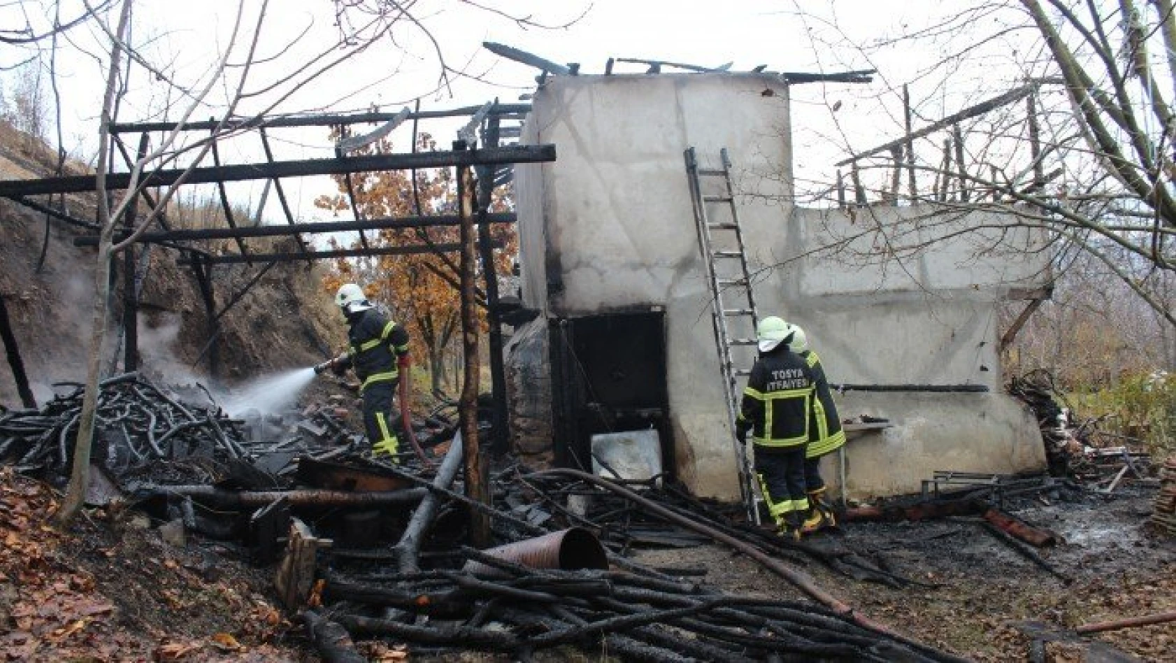 Tosya'da 2 katlı ev yangın sonucu kullanılamaz hale geldi