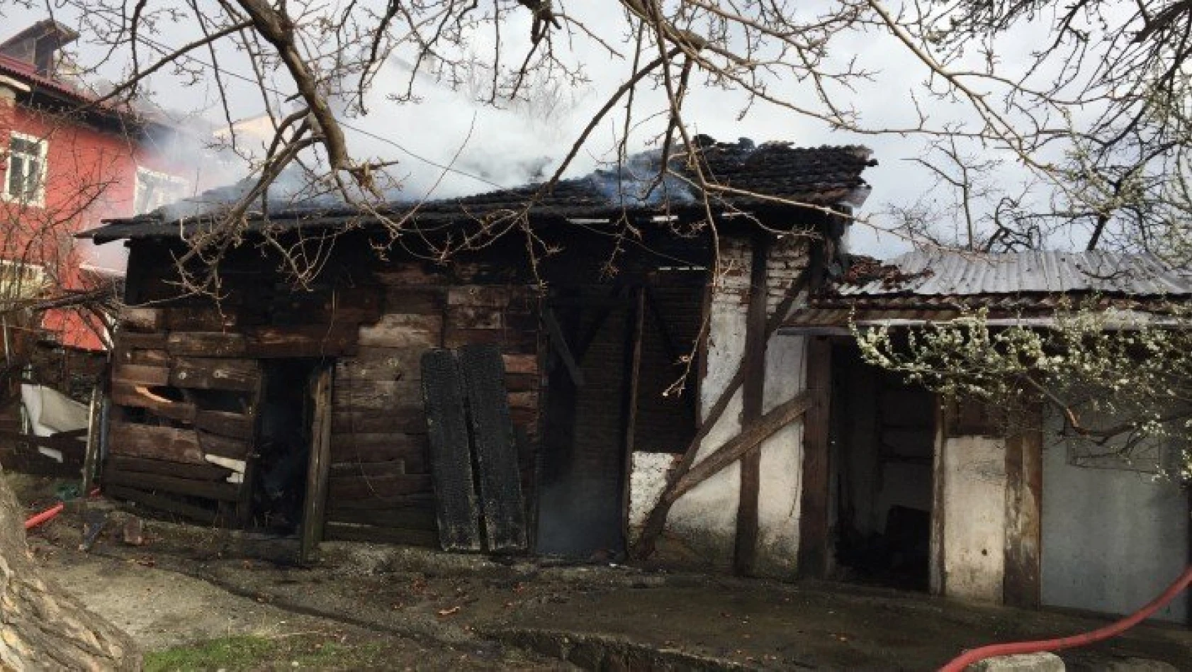 Tosya'da ahşap ev yandı