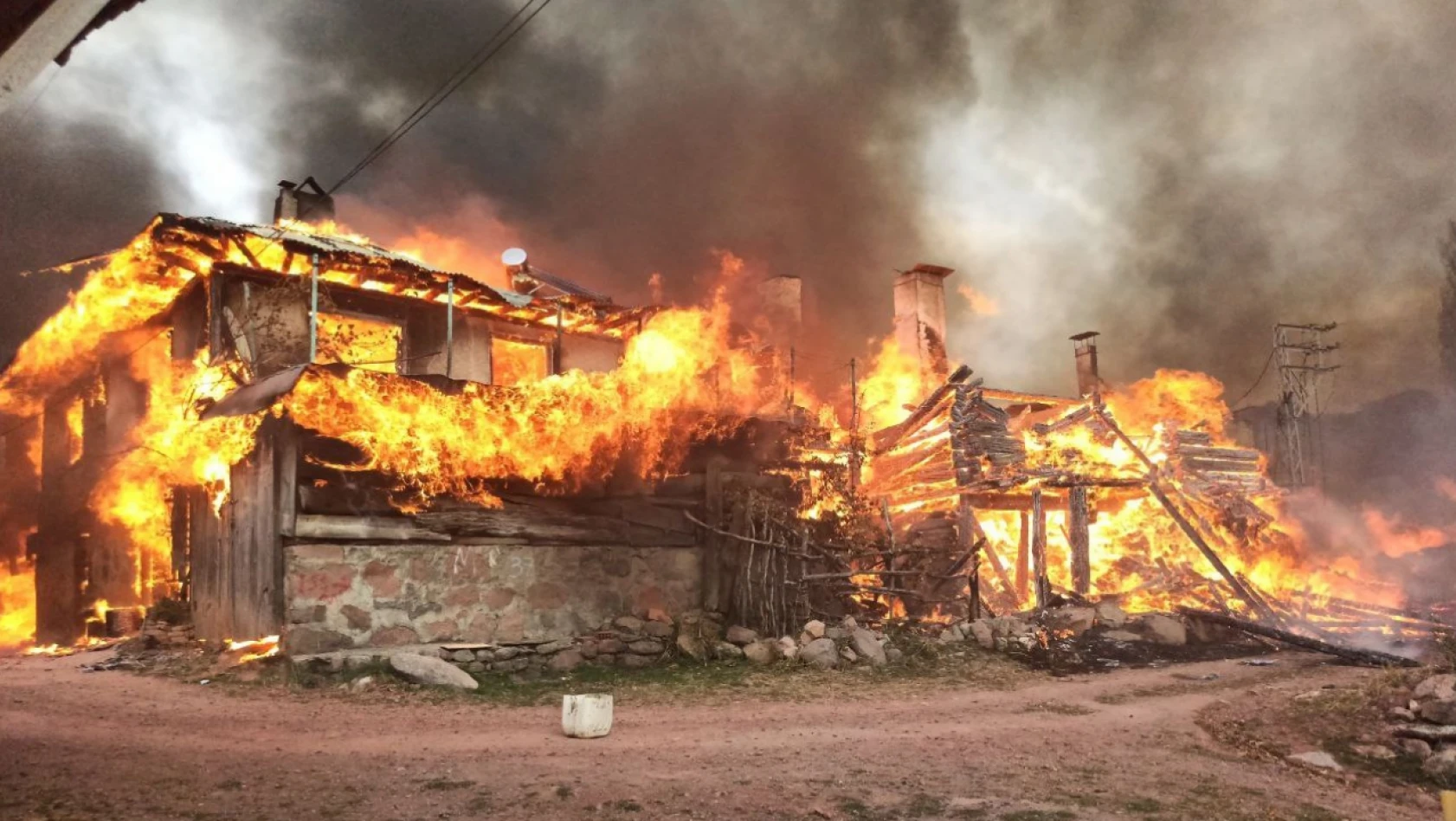 Tosya'da büyük köy yangını! 10 ev yanıyor