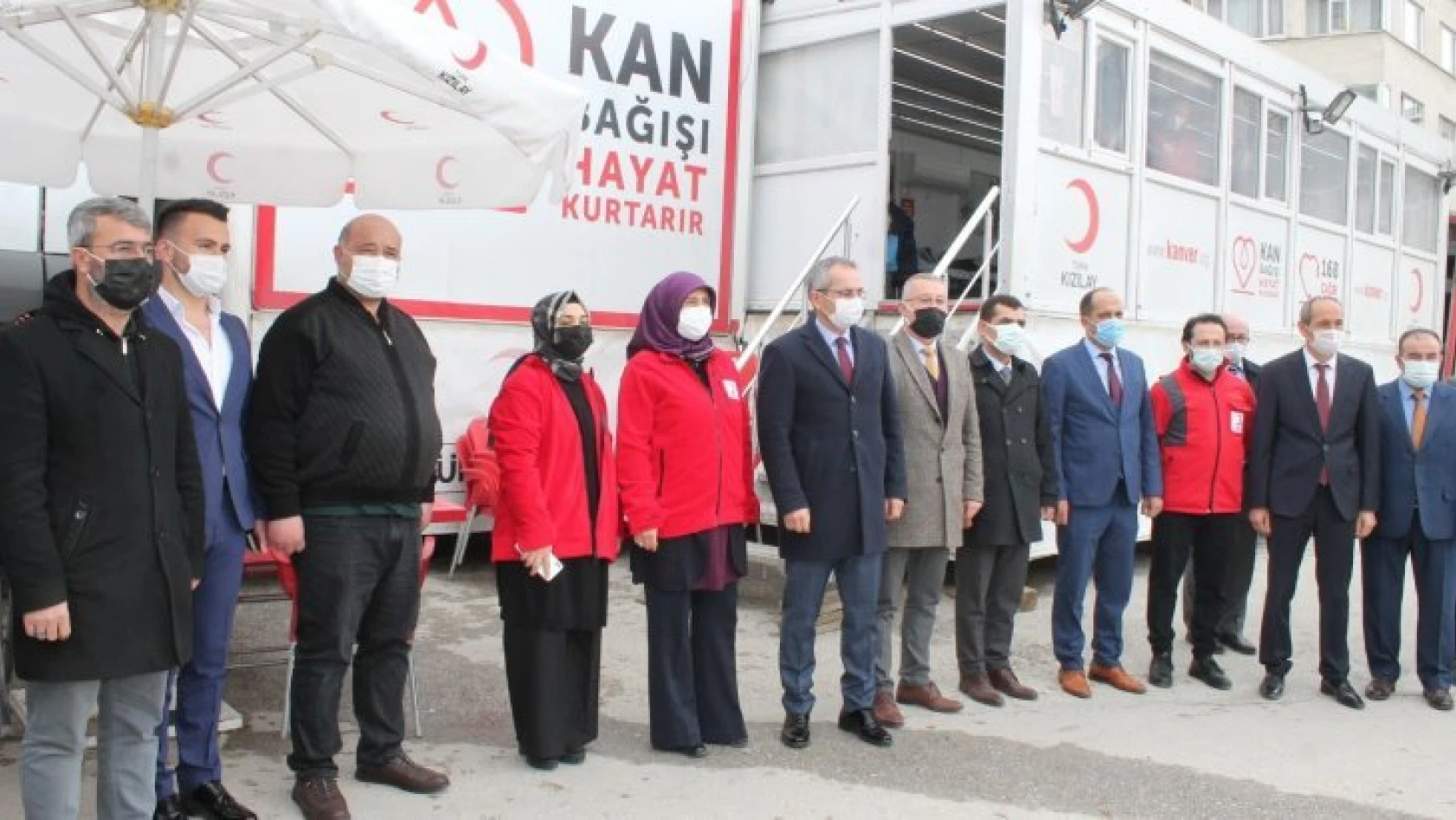 Tosya'da eğitimcilerden Kızılay'a destek