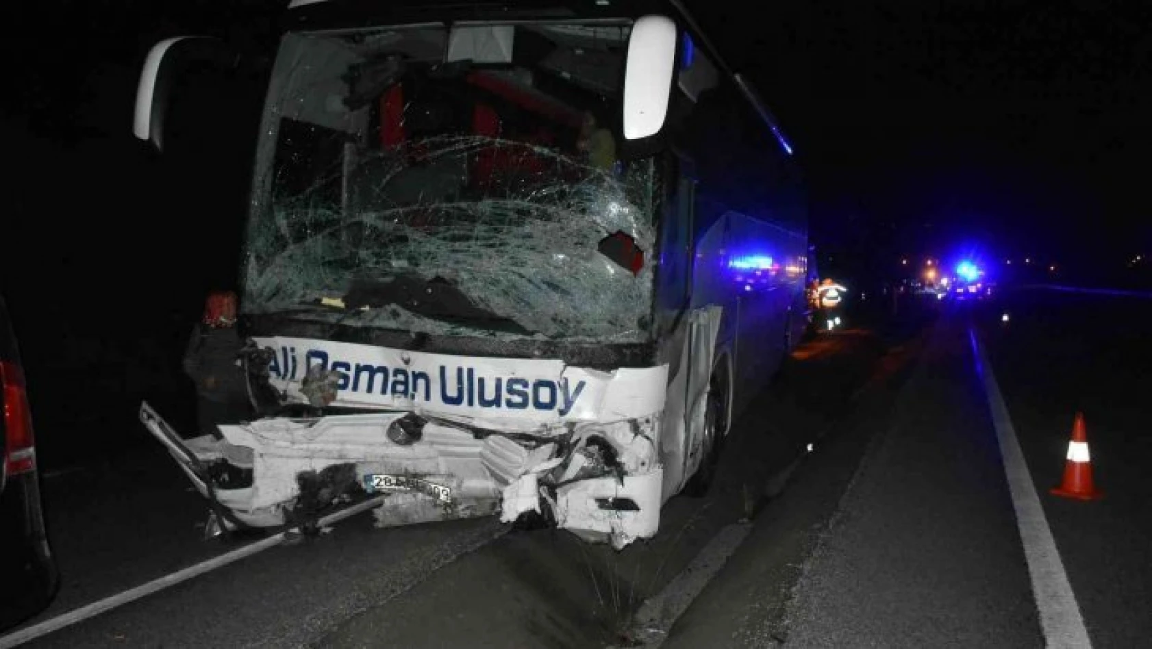 Otomobil ile otobüs kafa kafaya çarpıştı: 2 ölü 16 yaralı